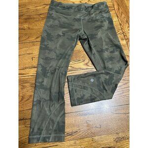 Woman's Lululemon LL72 Camo Capri Leggings Pants Size 6